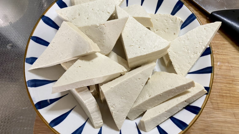韭菜豆腐➕韭菜烧老豆腐,豆腐清洗切块，方块三角都可以