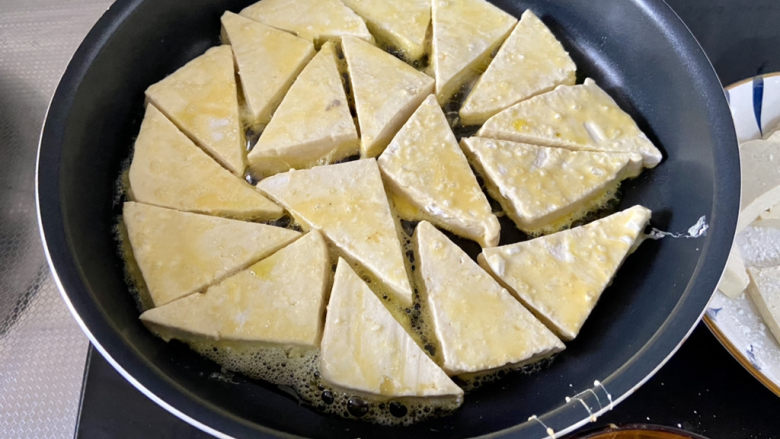 韭菜豆腐➕韭菜烧老豆腐,豆腐拍淀粉裹蛋液，下锅煎