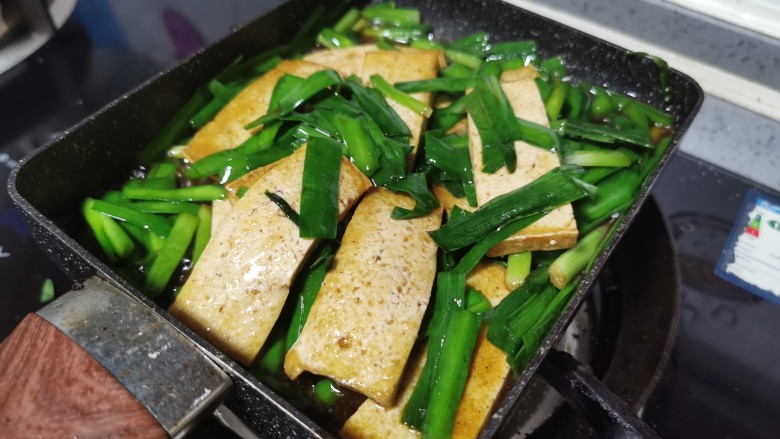 韭菜豆腐,翻炒均匀，小火煎1分钟入味即可出锅