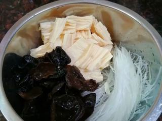 白菜煲,腐竹切段