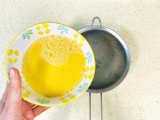 水嫩蒸蛋,搅拌均匀后，过筛，可以去掉搅拌时产生的大量气泡泡