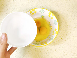 水嫩蒸蛋,加清水，鸡蛋和水的比例是1:1.5