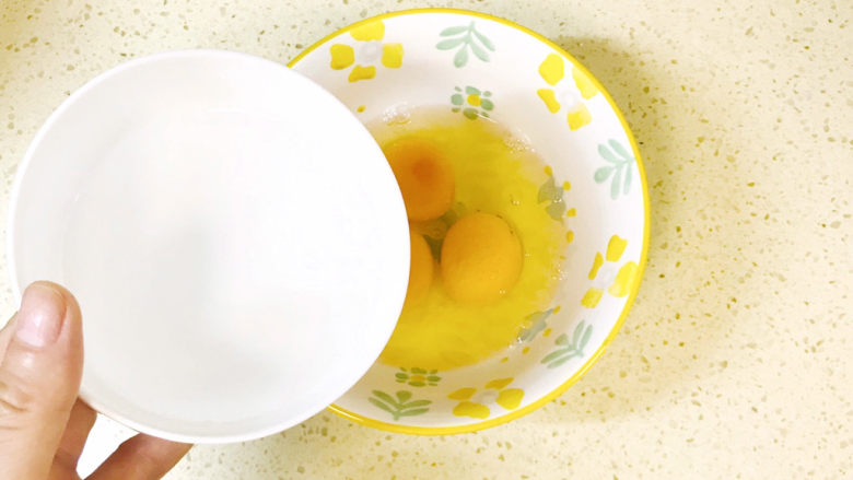 水嫩蒸蛋,加清水，鸡蛋和水的比例是1:1.5