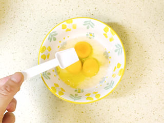 水嫩蒸蛋,加少许盐，可以防止蛋白凝固