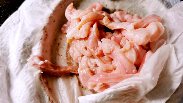 杏鲍菇炒肉丝,猪肉丝切好，洗净后一定要控干水分才好腌制