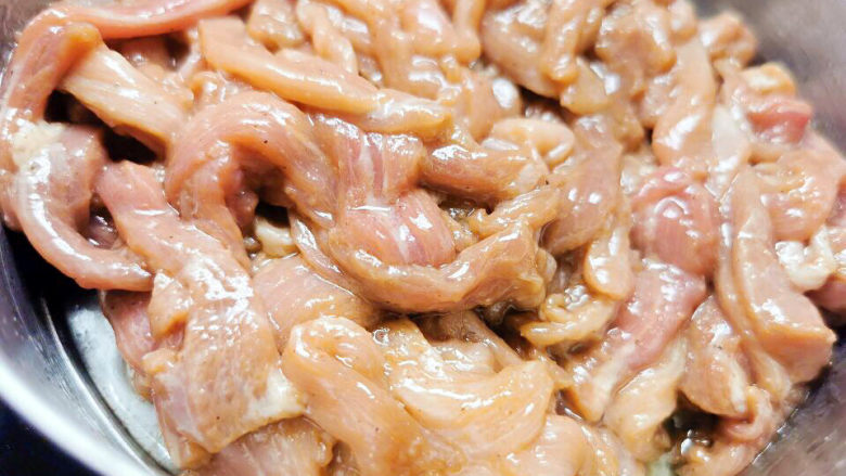 杏鲍菇炒肉丝,猪肉丝放入腌料酱汁中抓腌片刻，最后封油备用