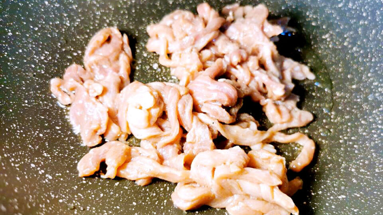 杏鲍菇炒肉丝,猪肉丝下锅滑炒至八成熟后取出