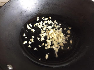 凉拌蒜苗,热锅倒油，下入蒜末炒香