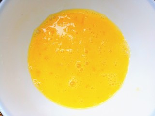 炸山药,鸡蛋打入碗中搅拌成蛋液