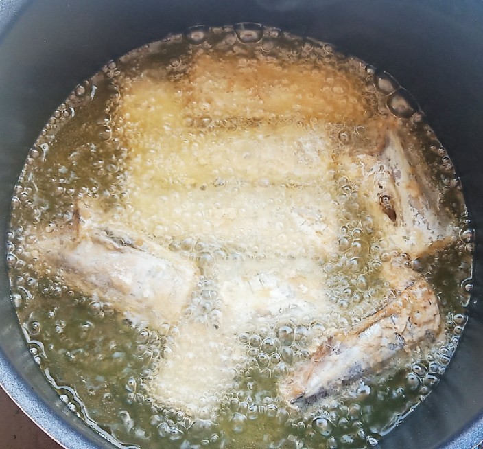 炖带鱼,锅中加入适量油，油温七成热时放入带鱼去炸。