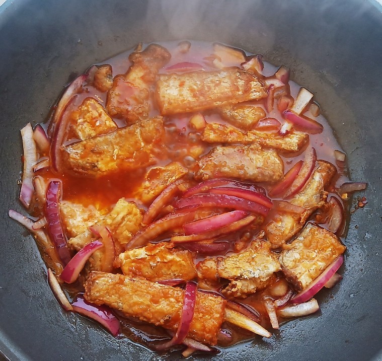 炖带鱼,将调好的酱汁浇入锅中轻轻晃动，将让带鱼均匀的沾上料汁。