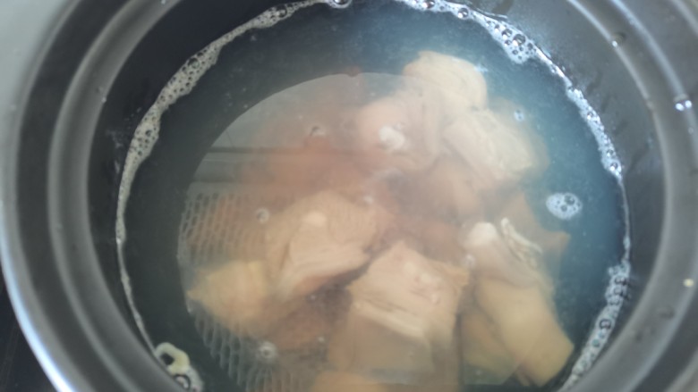 玉米炖羊肉,羊肉放入炖锅，加入适量的水烧开