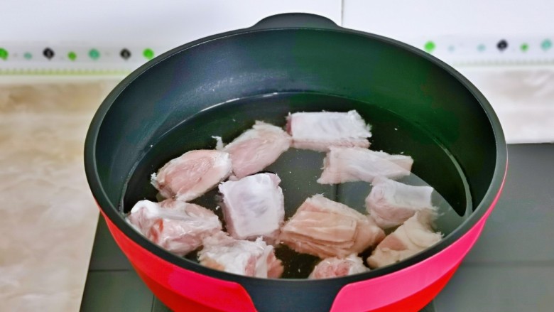 豆角焖肉,焯水：冷水下锅，大火烧开煮2-3分钟，捞出用冷水反复冲洗，淋干水分备用。