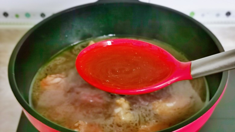 豆角焖肉,排骨炖好后盛出来一碗汤。