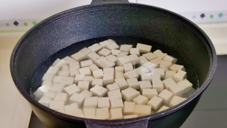 石锅豆腐,焯水，冷水下锅烧开煮1分钟捞出沥干水分。