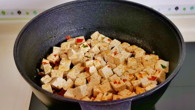 石锅豆腐,再加入豆腐块翻炒。