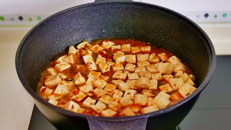 石锅豆腐,加入1小碗纯净水烧开。