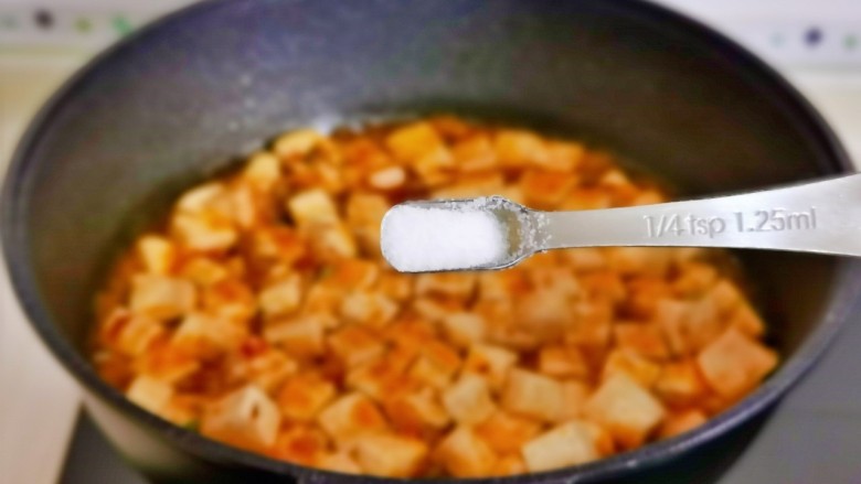 石锅豆腐,按个人口味加入盐。
