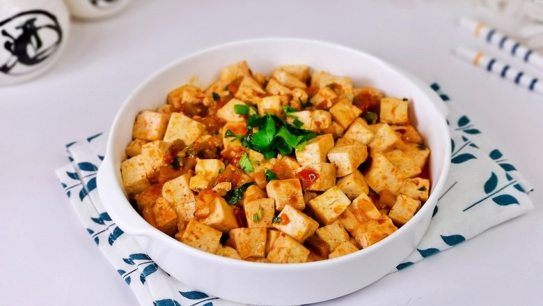 石锅豆腐,盛出装盘即可食用。