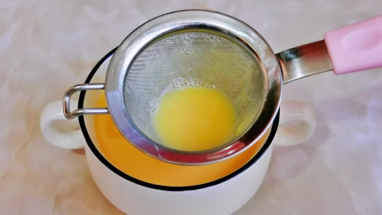 卤面条,将蛋液过细筛。