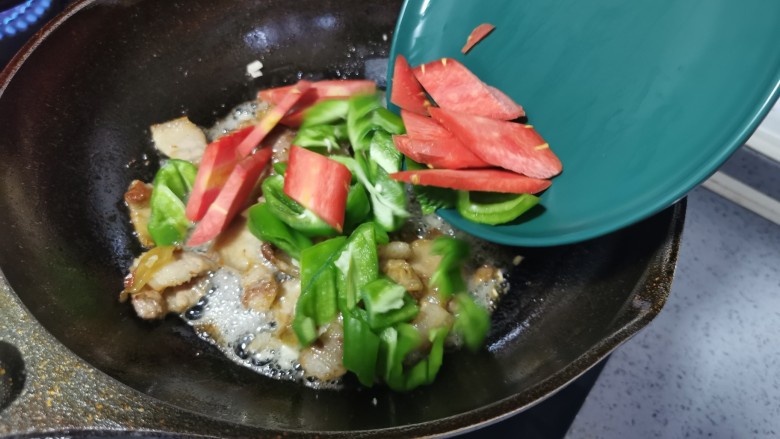 杏鲍菇炒肉丝,放入青椒、红萝卜