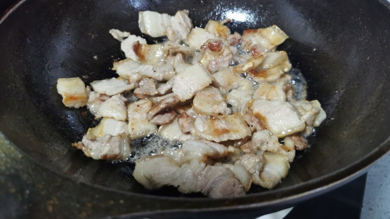 杏鲍菇炒肉丝,煎一分钟再翻炒，炒至变色
