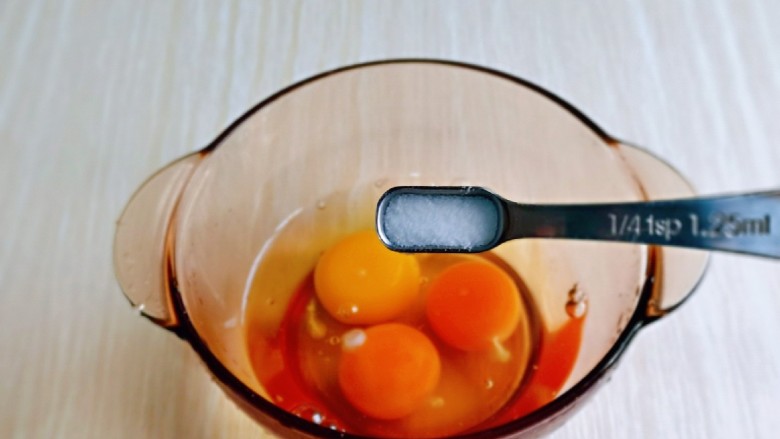 水嫩蒸蛋,按个人口味加入盐的量。