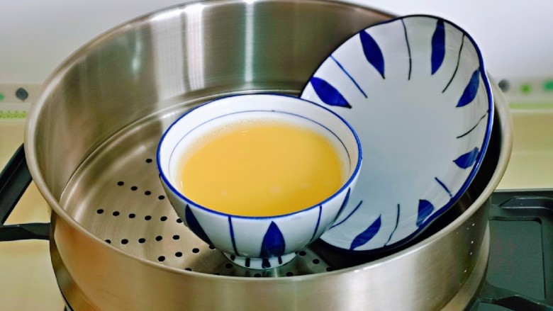 水嫩蒸蛋,这一步也非常重要哈，蒸蛋羹的器具一定要有盖子，避免蒸汽流入器具中，影响口感及形象。