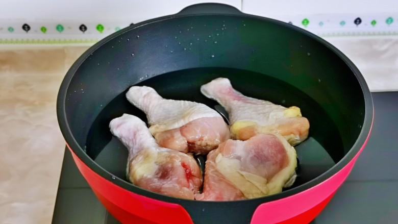 土豆炖鸡腿,<a style='color:red;display:inline-block;' href='/shicai/ 92'>鸡腿</a>焯水，冷水下锅烧开煮3分钟，捞出用温水冲洗干净。