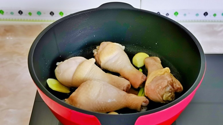 土豆炖鸡腿,加入焯水鸡腿，小火煎1分钟。