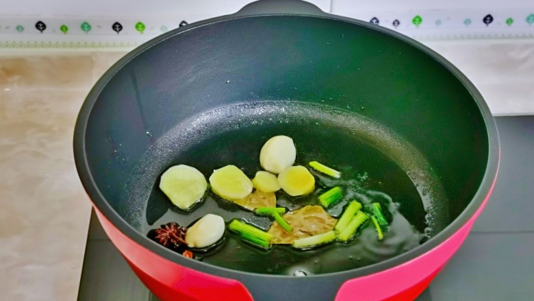 土豆炖鸡腿,起油锅，加入香料煸炒出香味。