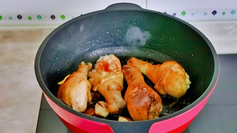 土豆炖鸡腿,小火翻炒1分钟。