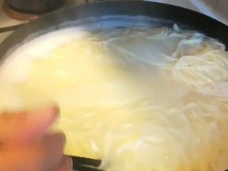 卤面条,锅中倒入适量水烧开，下面条。