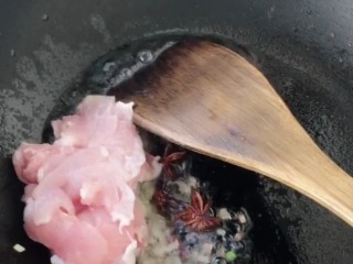 卤面条,锅中倒入适量油炒香八角，葱姜蒜，倒入肉片炒均匀。
