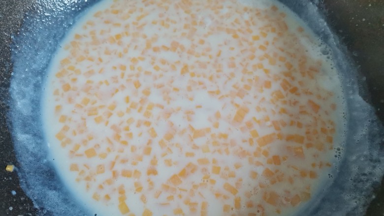 芒果牛奶冻,搅拌均匀