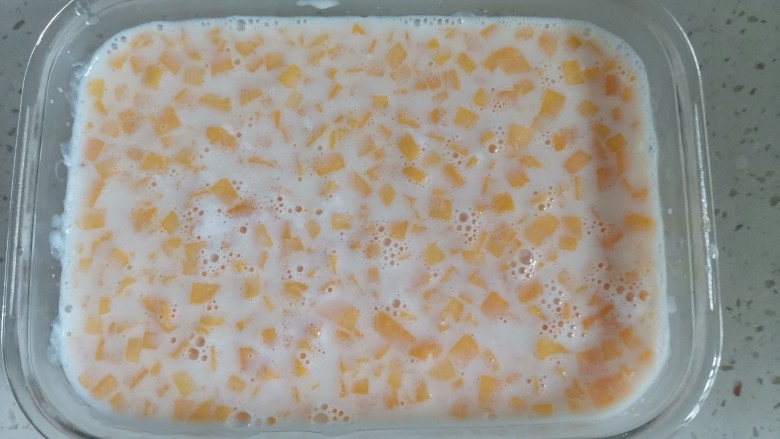 芒果牛奶冻,倒入模具，自然冷却放凉
