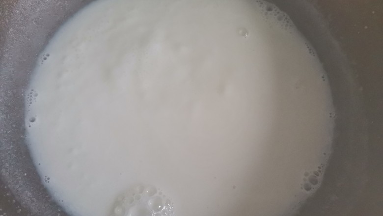 芒果牛奶冻,熬至牛奶起泡泡，微微开