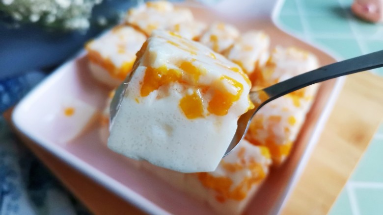 芒果牛奶冻,冰冰凉凉的芒果奶冻就做好了