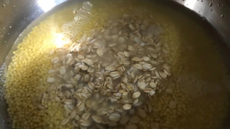 红枣小米燕麦粥,燕麦同水一起放入锅中