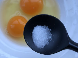 水嫩蒸蛋,加细盐。