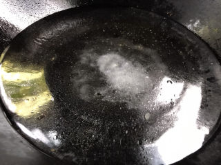 凉拌蒜苗,热锅烧开水，加少许盐和油