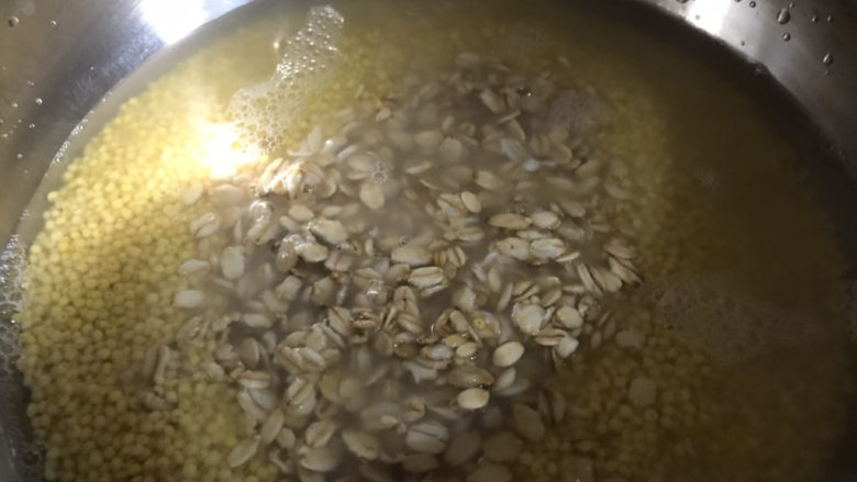 红枣小米燕麦粥,把燕麦同水一起倒入锅中