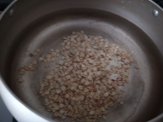 红枣小米燕麦粥,凉水下锅放入燕麦