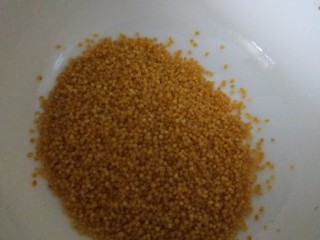 红枣小米燕麦粥,在准备50克小米