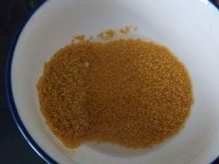 红枣小米燕麦粥,用清水洗干净