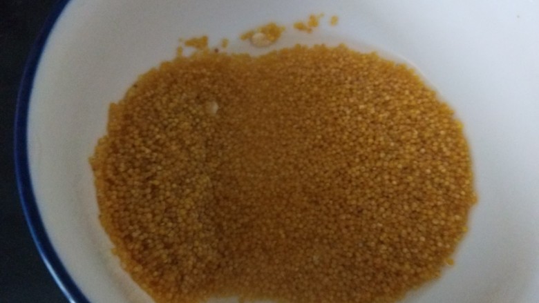 红枣小米燕麦粥,用清水洗干净