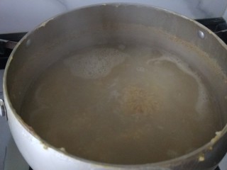红枣小米燕麦粥,小米粥中小火煮20分钟