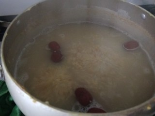 红枣小米燕麦粥,煮到稍微粘稠的时候放入小枣在煮15分钟即可