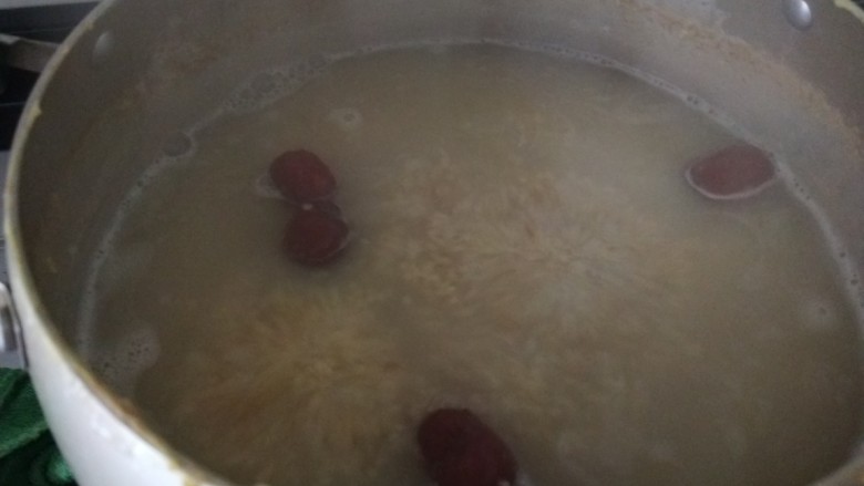 红枣小米燕麦粥,煮到稍微粘稠的时候放入小枣在煮15分钟即可