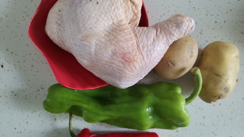 土豆炖鸡腿,准备食材备用